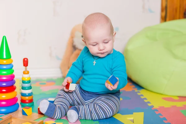 Carino piccolo bambino che gioca con giocattoli colorati — Foto Stock