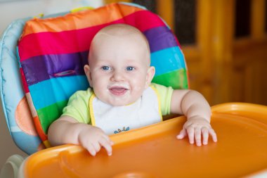 Bebek yüksek sandalye yemek