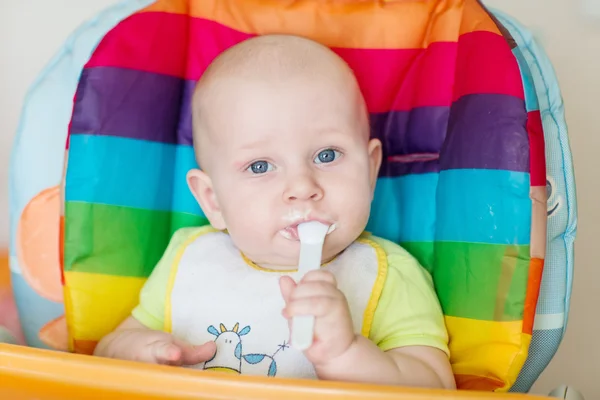 高い椅子で食べる愛らしい赤ちゃん — ストック写真