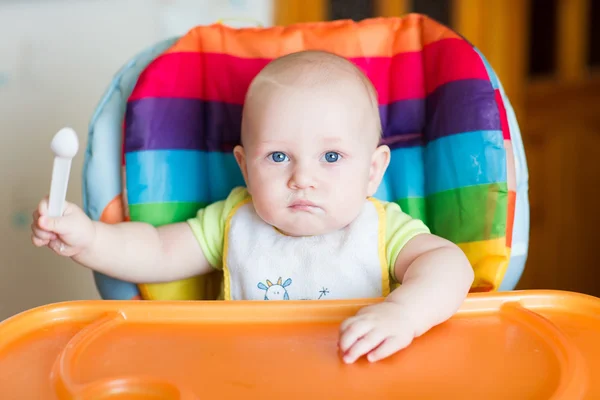 Schattige baby eten in hoge stoel — Stockfoto