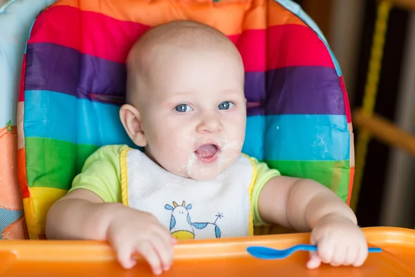 Schattige baby eten in hoge stoel — Stockfoto