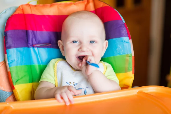 Schattige baby eten in hoge stoel — Stockfoto