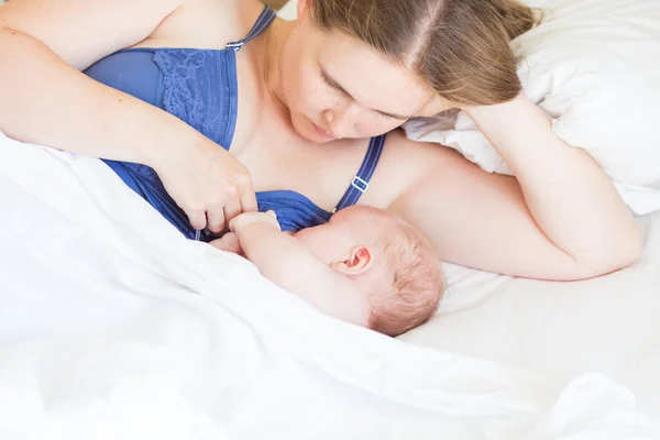 Gelukkig moeder borstvoeding haar baby baby — Stockfoto