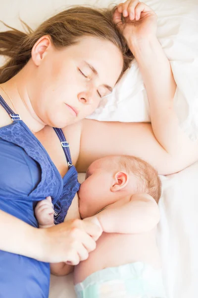 幸福妈妈母乳喂养她的宝宝婴儿 — 图库照片