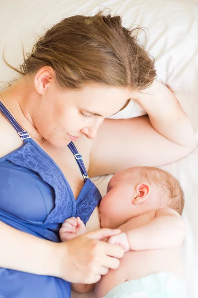 Glückliche Mutter beim Stillen ihres Säuglings — Stockfoto