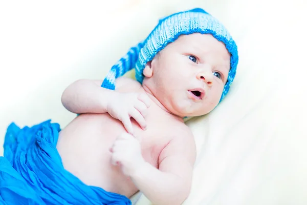 Ładny nowo narodzonego dziecka w kapeluszu — Zdjęcie stockowe
