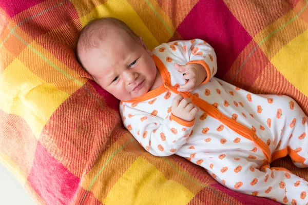 Adorável bebê recém-nascido chorando — Fotografia de Stock