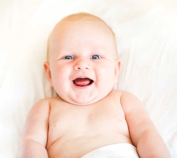 เด็กทารกทารกทารกที่เกิดใหม่ที่สงบสุขนอนบนเตียง — ภาพถ่ายสต็อก