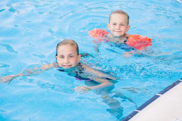 两个可爱的小女孩在游泳池 — 图库照片