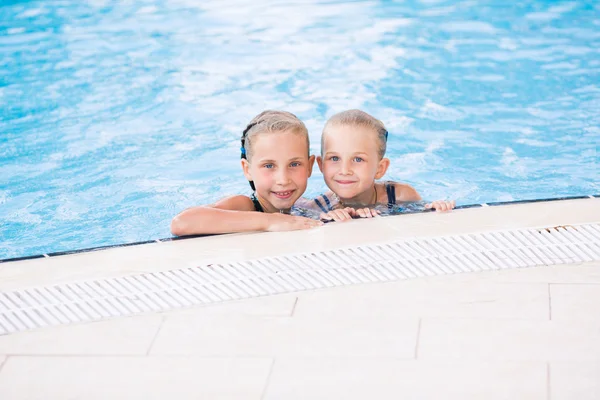 Dos niñas lindas en la piscina — Foto de Stock