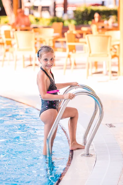 Linda niña en la piscina — Foto de Stock