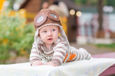 Parkta yalan şirin bebek