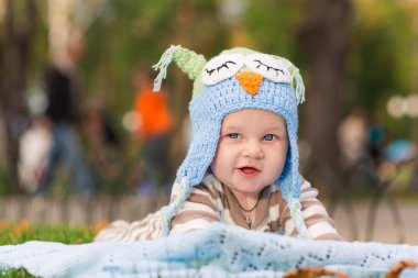 Parkta yalan şirin bebek