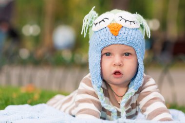 Parkta yalan şirin bebek