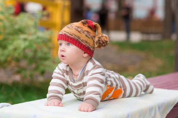 Parkta yalan şirin bebek — Stok fotoğraf