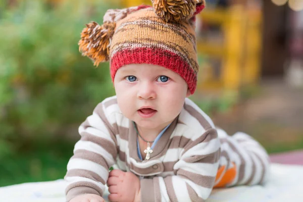 Carino piccolo bambino sdraiato nel parco — Foto Stock