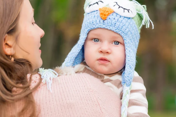 Mãe segurando adorável pequeno bebê ao ar livre — Fotografia de Stock