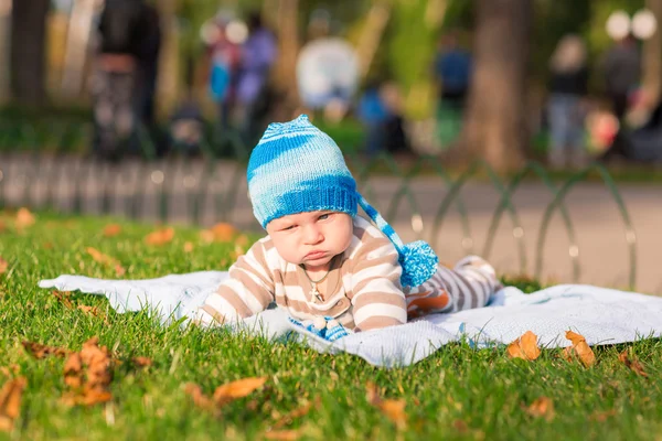 Schattige kleine baby liggend in het park — Stockfoto