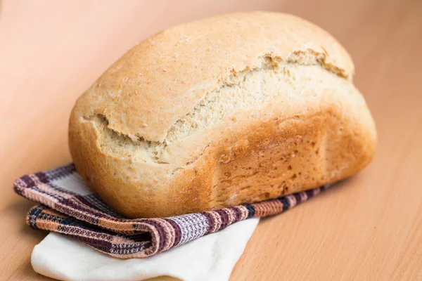 Taze pişmiş beyaz ekmek — Stok fotoğraf