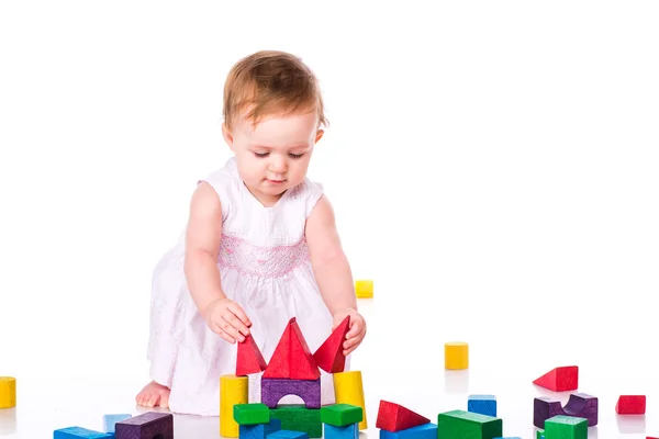 Beau bâtiment bébé avec des cubes — Photo