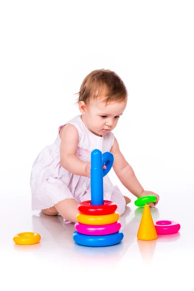 Bebé jugando con anillos de apilamiento — Foto de Stock