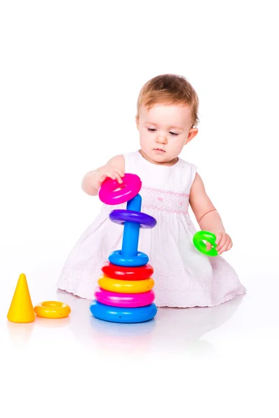 Bebé jugando con anillos de apilamiento —  Fotos de Stock