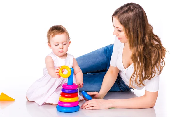 Bebê com a mãe brincando com anéis de empilhamento — Fotografia de Stock