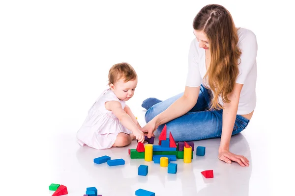 Beau bébé avec bâtiment mère avec cubes — Photo