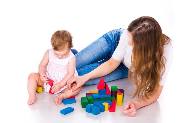 Красива дитина з материнською будівлею з кубиками — стокове фото