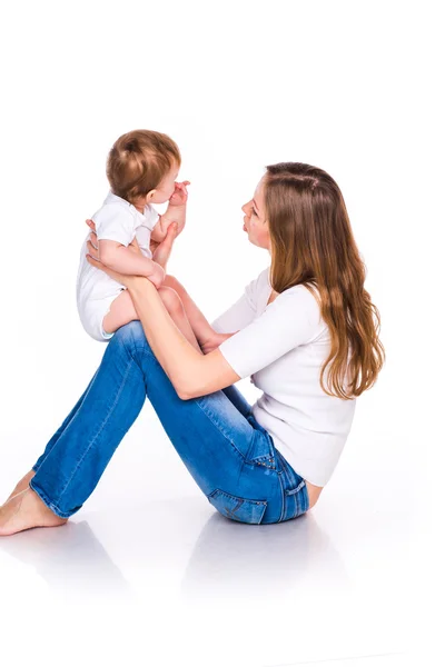 Vacker baby och mamma spelar — Stockfoto