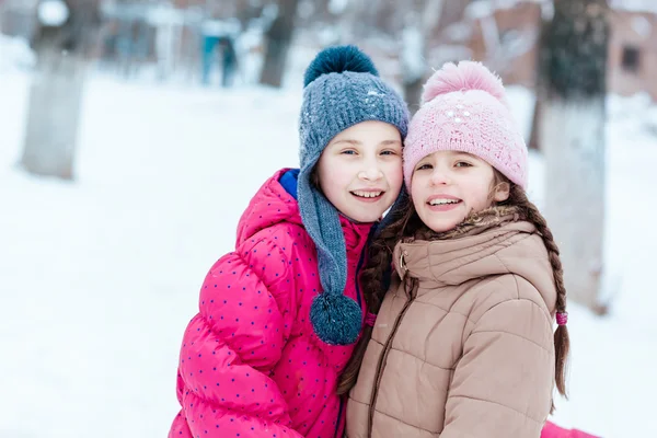Ragazze felici che giocano sulla neve in inverno — Foto Stock