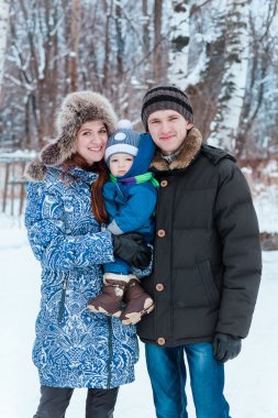 Mutlu aile karda oynarken