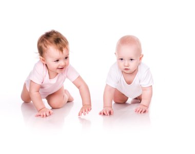 Sevimli küçük bebekler emekleme