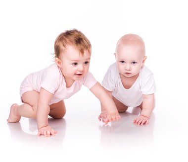 Sevimli küçük bebekler emekleme