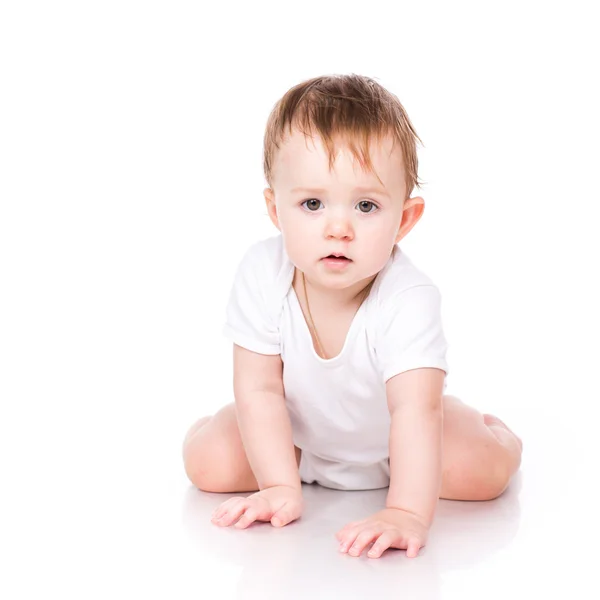 Pequeno bebê bonito rastejando — Fotografia de Stock