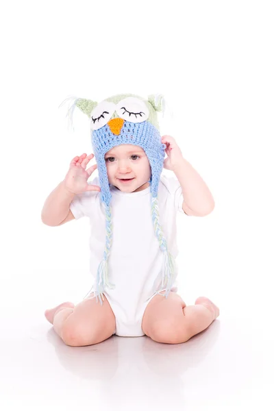 Mignon petit bébé rampant dans un chapeau de hibou — Photo