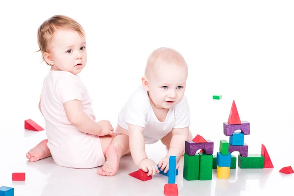 Bonito edifício de bebês com cubos — Fotografia de Stock