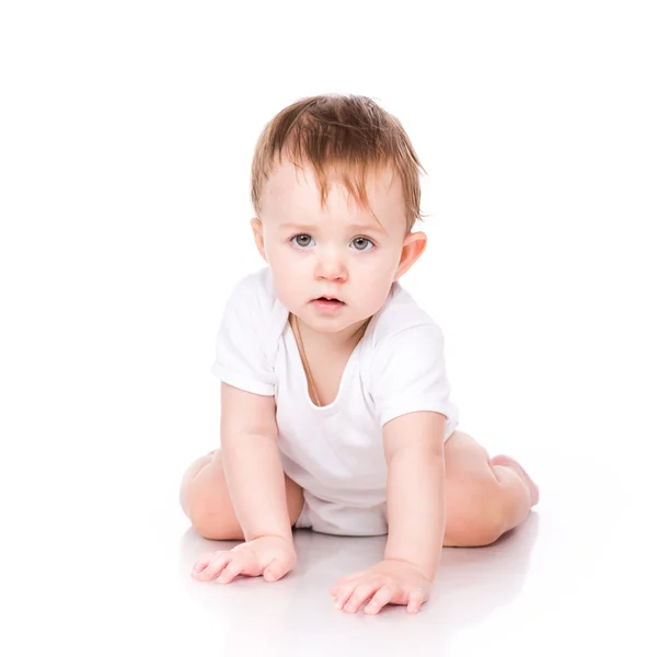 Pequeno bebê bonito rastejando — Fotografia de Stock