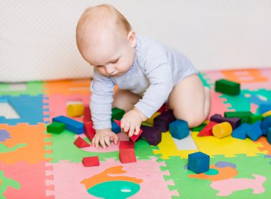 Renkli oyuncaklar ile oynama şirin bebek