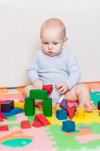 Carino piccolo bambino che gioca con giocattoli colorati — Foto Stock