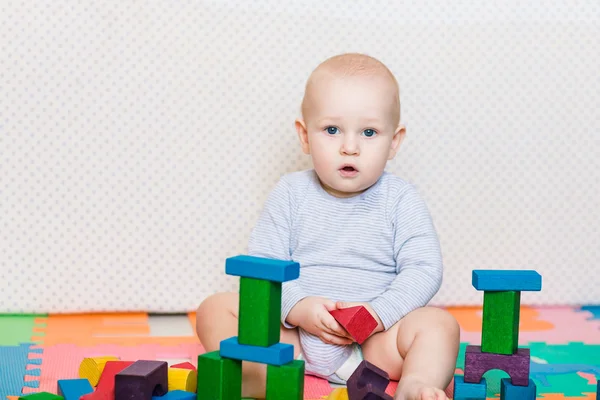 Söta lilla barnet leker med färgglada leksaker — Stockfoto