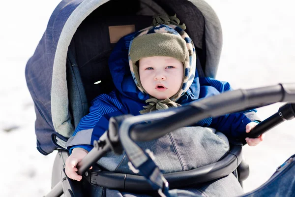 Мила маленька дитина в колясці на відкритому повітрі — стокове фото