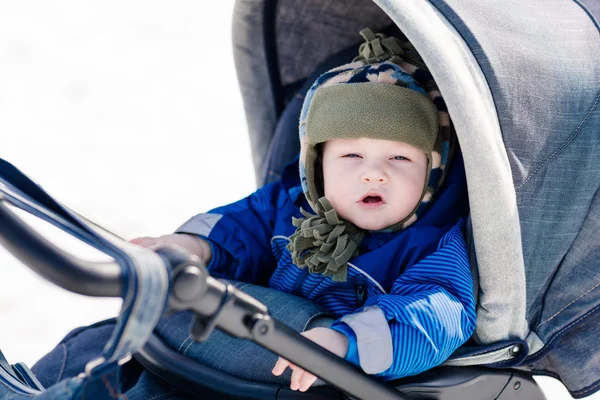 Мила маленька дитина в колясці на відкритому повітрі — стокове фото