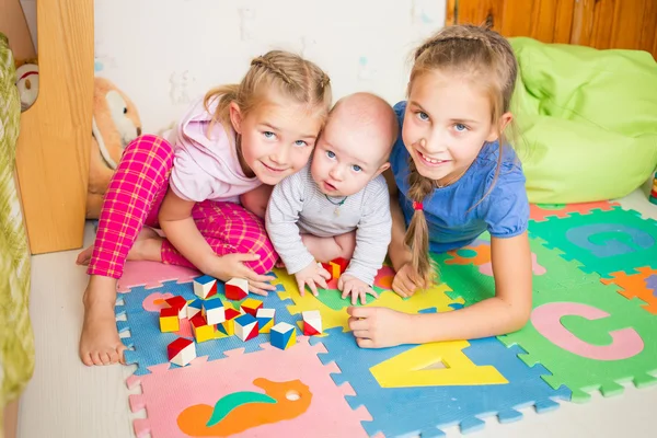 Crianças felizes brincando com o irmãozinho — Fotografia de Stock