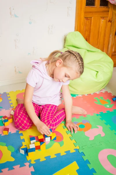 Feliz niña jugando con bloques — Foto de Stock