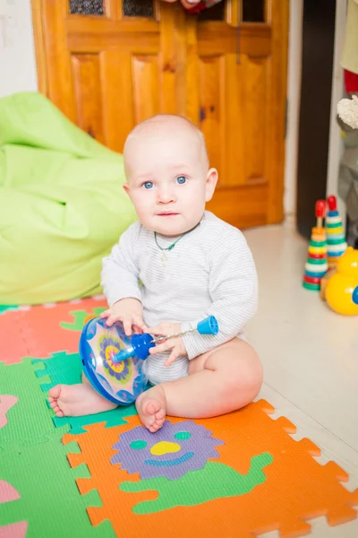 Lindo bebé jugando con juguetes coloridos —  Fotos de Stock