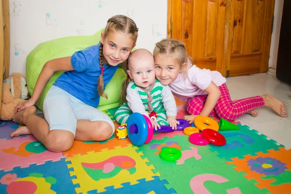 Crianças felizes brincando com o irmãozinho — Fotografia de Stock