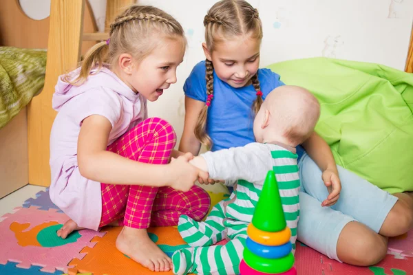 Bambini felici che giocano con il fratellino — Foto Stock