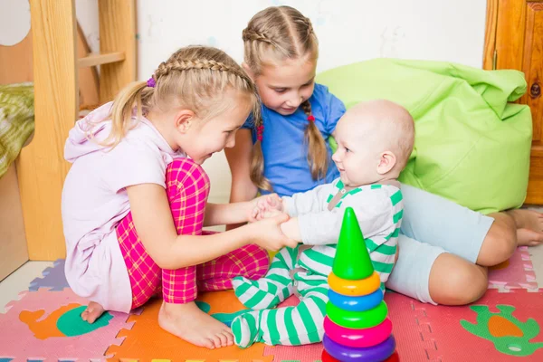 Bambini felici che giocano con il fratellino — Foto Stock