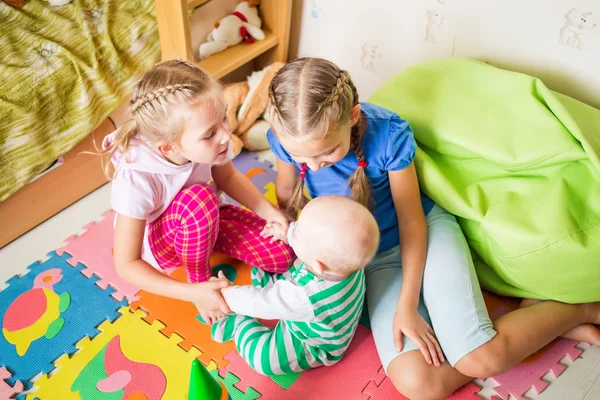 Bambini felici che giocano con il fratellino — Foto Stock